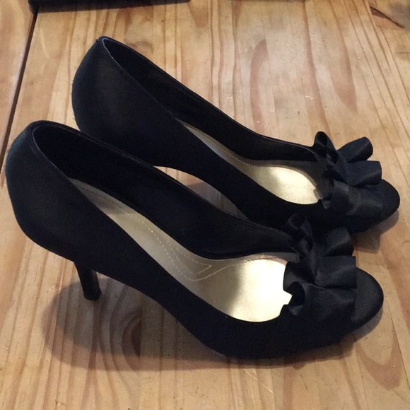 Tahari heel - Picture 2 of 4